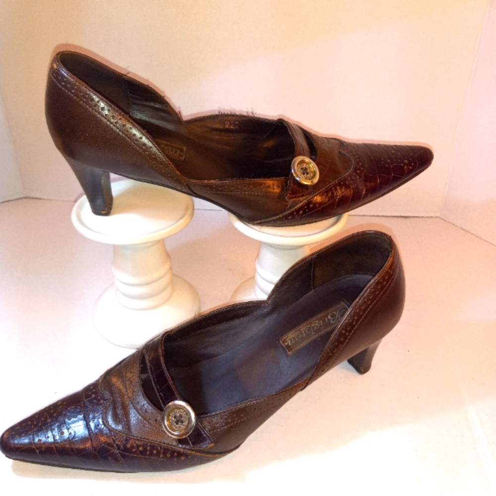 3/$30 Brighton brown leather heels with buckle detail -- Size 8M --Made in Italy